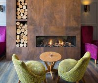 Пример удачного оформления подвесного электрического камина Пример удачного оформления подвесного электрического камина