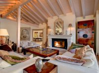 Над камином можно разместить зеркала, картины, фото или другие детали интерьера Над камином можно разместить зеркала, картины, фото или другие детали интерьера