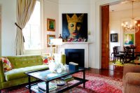 Портал для камина можно оформить в контрастных оттенках, что позволит акцентировать внимание на очаге Портал для камина можно оформить в контрастных оттенках, что позволит акцентировать внимание на очаге