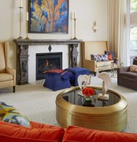 Для оформления камина в стиле барокко можно использовать резной портал из ценных пород дерева Для оформления камина в стиле барокко можно использовать резной портал из ценных пород дерева