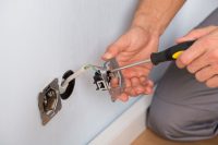 При покупке электрокамина следует поинтересоваться нужна ли для подключения розетка с заземлением При покупке электрокамина следует поинтересоваться нужна ли для подключения розетка с заземлением