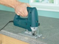 Выпиливание отверстия под раковину по размеченным линиям Выпиливание отверстия под раковину по размеченным линиям