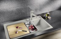 Некоторые продукты могут оставлять на поверхности мойки пятна, которые нужно удалять сразу же Некоторые продукты могут оставлять на поверхности мойки пятна, которые нужно удалять сразу же