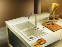 Врезная каменная мойка расположена выше уровня столешницы Врезная каменная мойка расположена выше уровня столешницы