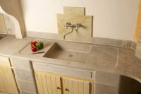 Литая мойка выглядит как монолитная конструкция и не имеет швов в обычных для встраиваемых раковин местах Литая мойка выглядит как монолитная конструкция и не имеет швов в обычных для встраиваемых раковин местах