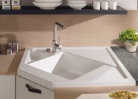 Угловое расположение мойки позволяет оптимизировать рабочее пространство Угловое расположение мойки позволяет оптимизировать рабочее пространство