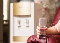 Напольные кулеры с нижней загрузкой очень удобны в использовании, поскольку нет необходимости поднимать бутыль с водой Напольные кулеры с нижней загрузкой очень удобны в использовании, поскольку нет необходимости поднимать бутыль с водой