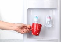 Большинство моделей кулеров оснащены удобными рычагом вместо крана, что позволяет набирать воду, нажимая его чашкой Большинство моделей кулеров оснащены удобными рычагом вместо крана, что позволяет набирать воду, нажимая его чашкой