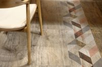 По эстетическим качествам керамогранит не уступает дереву, а иногда даже превосходит его, в особенности когда паркет начнет тускнеть, а плитка будет держать первозданную красоту По эстетическим качествам керамогранит не уступает дереву, а иногда даже превосходит его, в особенности когда паркет начнет тускнеть, а плитка будет держать первозданную красоту