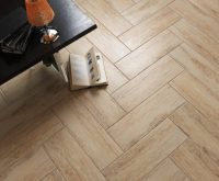 Керамогранитный кафель отлично копирует типовой пол уложенный «елочкой», причем выпускается он как в виде небольших удлиненных плашек, так и в виде квадратных пластин с нанесенным рисунком узкого паркетного пола Керамогранитный кафель отлично копирует типовой пол уложенный «елочкой», причем выпускается он как в виде небольших удлиненных плашек, так и в виде квадратных пластин с нанесенным рисунком узкого паркетного пола