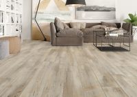 Проработка материала настолько глубока, что керамогранит даже тактильно напоминает паркетную планку, разница улавливается лишь за счет температуры поверхности Проработка материала настолько глубока, что керамогранит даже тактильно напоминает паркетную планку, разница улавливается лишь за счет температуры поверхности