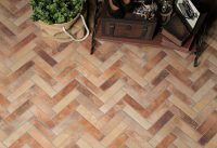 Двойной обжиг, применяемый при изготовлении керамогранитной плитки под кирпич, придает ей отличные прочностные характеристики, инертность к перепадам температуры и стойкость к выцветанию Двойной обжиг, применяемый при изготовлении керамогранитной плитки под кирпич, придает ей отличные прочностные характеристики, инертность к перепадам температуры и стойкость к выцветанию