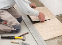 Для качественной укладки плитки недостаточно иметь идеально ровную поверхность, на нее нужно еще нанести слой клея одинаковой толщины Для качественной укладки плитки недостаточно иметь идеально ровную поверхность, на нее нужно еще нанести слой клея одинаковой толщины