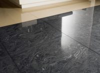 Керамогранитная плитка квадратной формы со стороной в 60 сантиметров наиболее востребована, так как ее размеры позволяют облицевать большие площади Керамогранитная плитка квадратной формы со стороной в 60 сантиметров наиболее востребована, так как ее размеры позволяют облицевать большие площади