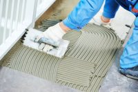 Чтобы плиточный клей надежно фиксировал облицовку, необходимо поддерживать технические характеристики смеси Чтобы плиточный клей надежно фиксировал облицовку, необходимо поддерживать технические характеристики смеси