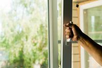 Если оконная рама имеет хорошую пропускную способность - стекло запотевает реже Если оконная рама имеет хорошую пропускную способность - стекло запотевает реже