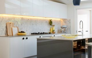 Светодиодная подсветка для кухни под шкафы: особенности выбора и монтажа