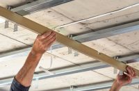 Подвесные потолки считаются самым оптимальным решением для выравнивания потолочной поверхности с возможностью дополнительно утеплить помещение
