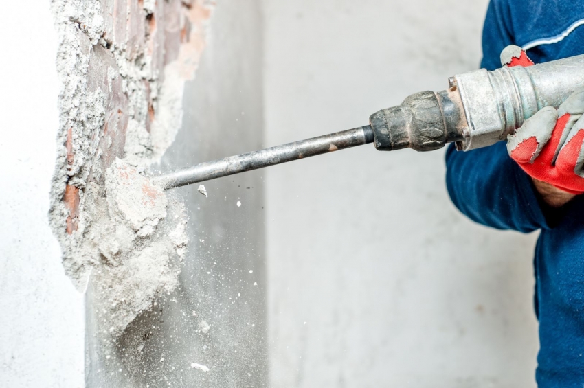 Демонтажные работы при капитальном ремонте включают снятие всех слоев потолочных, стеновых и половых покрытий