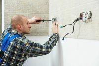 Установка розеток и подключения их к сети должно производится при полном отключении электричества в квартире Установка розеток и подключения их к сети должно производится при полном отключении электричества в квартире