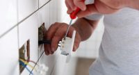 Для того чтобы розетки выглядели эстетично на кухонном фартуке из плитки, стоит рассчитать место их расположения заранее, добавив в схему разметку укладки фартука Для того чтобы розетки выглядели эстетично на кухонном фартуке из плитки, стоит рассчитать место их расположения заранее, добавив в схему разметку укладки фартука