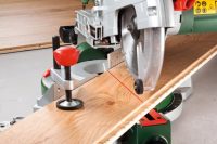 Некоторые модели торцовочных пил оснащены лазерной указкой для точной нарезки материала Некоторые модели торцовочных пил оснащены лазерной указкой для точной нарезки материала