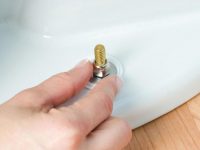 При монтаже унитаза к полу открытым способом видны все крепежные элементы с внешней стороны конструкции, что упрощает их фиксацию При монтаже унитаза к полу открытым способом видны все крепежные элементы с внешней стороны конструкции, что упрощает их фиксацию