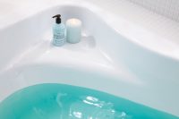 Большинство акриловых ванн оснащены удобной полочной для хранения ванных принадлежностей Большинство акриловых ванн оснащены удобной полочной для хранения ванных принадлежностей