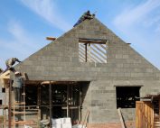 При строительстве дома или бани из арболитовых блоков, стоит учитывать свойства данного материала