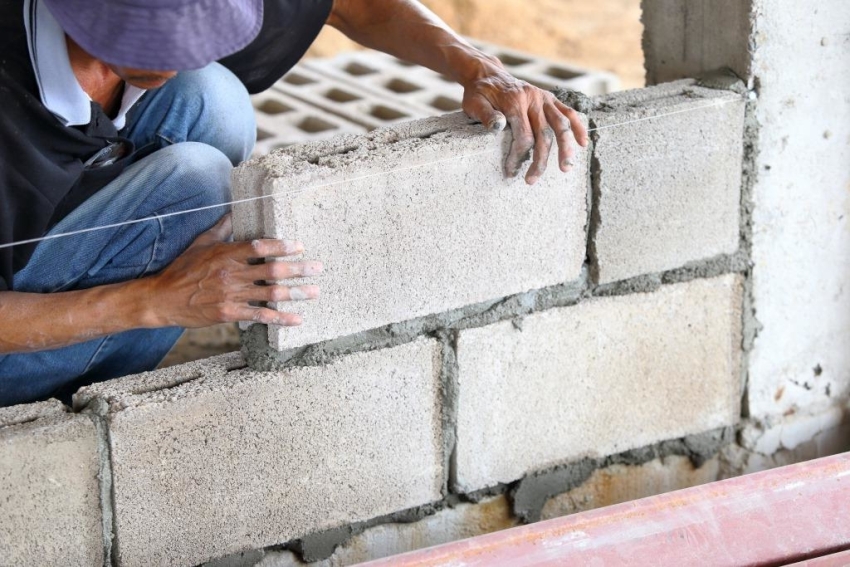 Арболитовые блоки можно приобрести в строительном магазине или изготовить самостоятельно