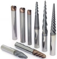 Концевыми спиральными фрезами нарезают пазы, выполняют отверстия и обрабатывают контуры Концевыми спиральными фрезами нарезают пазы, выполняют отверстия и обрабатывают контуры