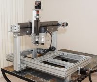 Фрезерный станок ЧПУ изготовлен из металлических профилей с использованием фрезера небольшого размера Фрезерный станок ЧПУ изготовлен из металлических профилей с использованием фрезера небольшого размера