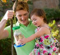 В изготовлении кормушки своими руками с удовольствием будут участвовать и дети В изготовлении кормушки своими руками с удовольствием будут участвовать и дети