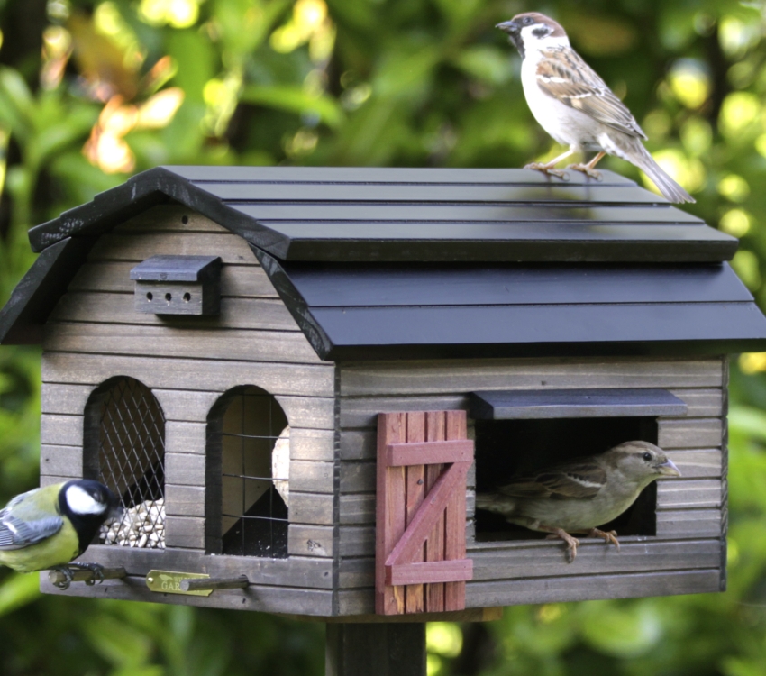 Большой деревянный домик-кормушка для птиц