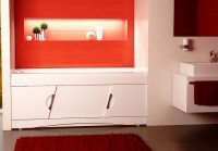 Пластиковый экран с дизайнерскими ручками гармонично вписывается в ванную комнату контрастного цвета Пластиковый экран с дизайнерскими ручками гармонично вписывается в ванную комнату контрастного цвета