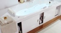 Раздвижной экран для ванны позволяет скрыть непривлекательные коммуникации а также обустроить дополнительное место для хранения бытовой химии Раздвижной экран под ванну: лучшее решение для малогабаритной ванной комнаты