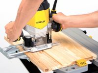 Упор, в виде металлического стержня, контролирует глубину погружения фрезы в дерево Упор, в виде металлического стержня, контролирует глубину погружения фрезы в дерево