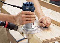 С помощью параллельного упора можно перемещать фрезер на равном удалении от кромки С помощью параллельного упора можно перемещать фрезер на равном удалении от кромки