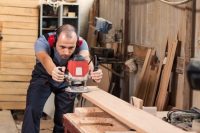 Настраивать вращательную скорость инструмента необходимо в зависимости от характеристик обрабатываемого материала Настраивать вращательную скорость инструмента необходимо в зависимости от характеристик обрабатываемого материала