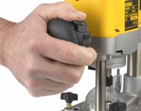 Функция защиты инструмента от случайного старта представлена в необходимости одновременного нажатия клавиш запуска и защиты Функция защиты инструмента от случайного старта представлена в необходимости одновременного нажатия клавиш запуска и защиты