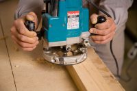 Средние ручные фрезеры имеют уровень мощности двигателя в пределах 750-1500 Вт и вес от 3 до 5 кг Средние ручные фрезеры имеют уровень мощности двигателя в пределах 750-1500 Вт и вес от 3 до 5 кг