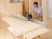 С помощью ручного фрезера и специальных насадок можно вырезать детали любой конфигурации С помощью ручного фрезера и специальных насадок можно вырезать детали любой конфигурации