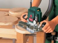 С помощью фрезера можно изготавливать деревянную мебель, кухонные принадлежности, вагонку, плинтуса, декоративные поделки и другие изделия С помощью фрезера можно изготавливать деревянную мебель, кухонные принадлежности, вагонку, плинтуса, декоративные поделки и другие изделия