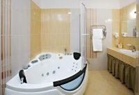 Средняя цена угловой ванны с гидромассажем и пластиковой шторкой для душа составляет в пределах 145-250 тыс. руб. Средняя цена угловой ванны с гидромассажем и пластиковой шторкой для душа составляет в пределах 145-250 тыс. руб.