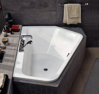 Угловые ванны могут иметь встроенные краны, что позволяет не сверлить отверстия и не проводить коммуникации в стене Угловые ванны могут иметь встроенные краны, что позволяет не сверлить отверстия и не проводить коммуникации в стене