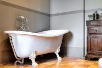 При покупке стальной ванны важно учитывать, что данная конструкция имеет довольно большой вес При покупке стальной ванны важно учитывать, что данная конструкция имеет довольно большой вес