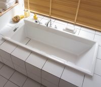 Пример встраиваемой акриловой ванны с экраном из керамической плитки Пример встраиваемой акриловой ванны с экраном из керамической плитки