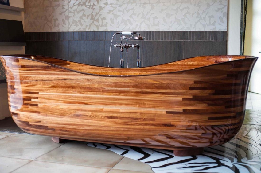 Красивая ванна из дерева