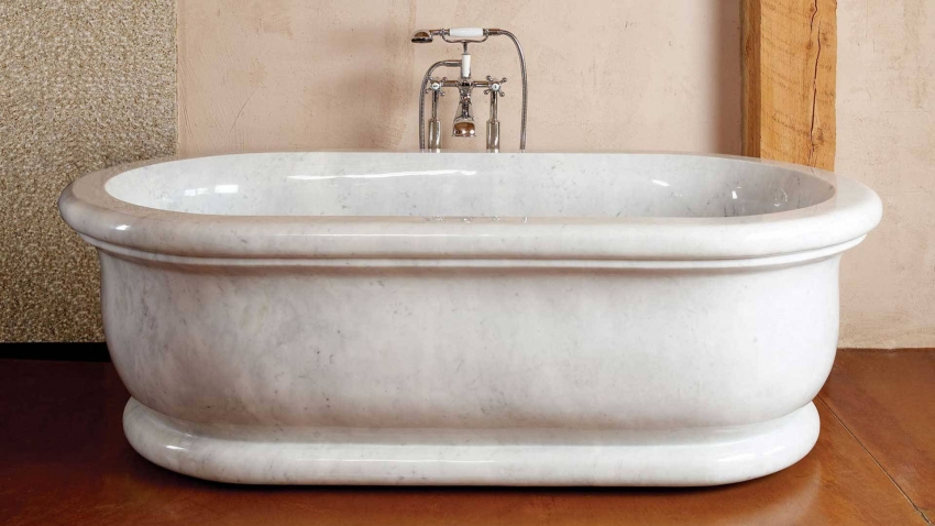 Ванна из мрамора может красиво дополнить ванную комнату в классическом стиле