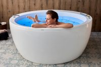 Круглые ванны зачастую оснащены функцией гидромассажа Круглые ванны зачастую оснащены функцией гидромассажа